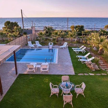 Mariza's Beachfront With Swimming Pool *