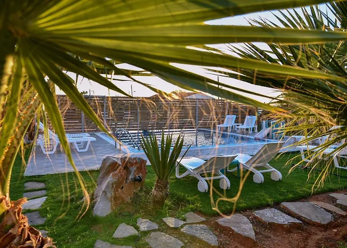 Mariza's Beachfront With Swimming Pool Appartamento *