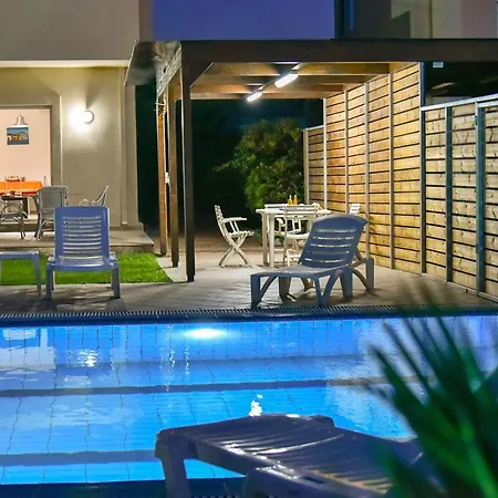 Mariza's Beachfront With Swimming Pool *