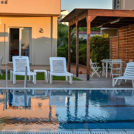 Mariza's Beachfront With Swimming Pool Appartement *