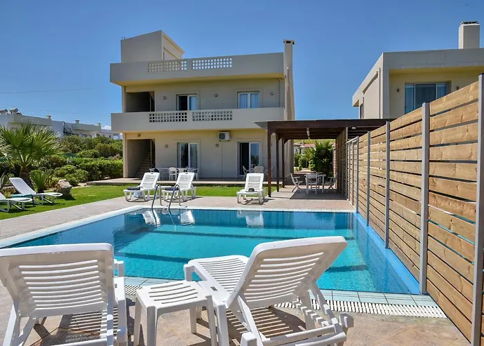 Mariza's Beachfront With Swimming Pool Appartement *