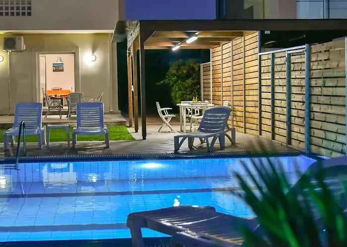 Mariza's Beachfront With Swimming Pool *