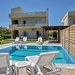 Mariza's Beachfront With Swimming Pool شقة *