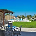 شقة Mariza's Beachfront With Swimming Pool