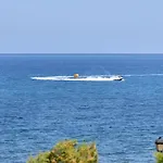 شقة Mariza's Beachfront With Swimming Pool