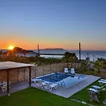 Mariza's Beachfront With Swimming Pool خيرسونِسوس