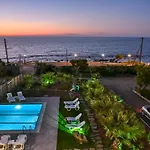 Mariza's Beachfront With Swimming Pool شقة *