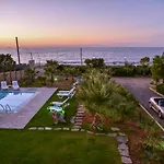 شقة Mariza's Beachfront With Swimming Pool