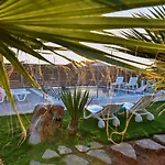 Mariza's Beachfront With Swimming Pool شقة *