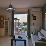 شقة Mariza's Beachfront With Swimming Pool خيرسونِسوس