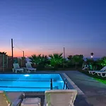 شقة Mariza's Beachfront With Swimming Pool خيرسونِسوس
