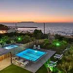 شقة Mariza's Beachfront With Swimming Pool *