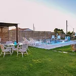 Mariza's Beachfront With Swimming Pool خيرسونِسوس