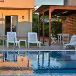 Mariza's Beachfront With Swimming Pool شقة *