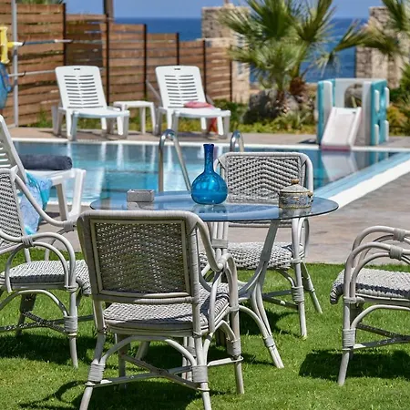 Mariza's Beachfront With Swimming Pool ヘルソニソス