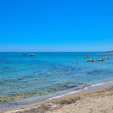 Mariza's Beachfront With Swimming Pool خيرسونِسوس