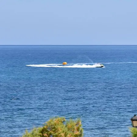 アパート Mariza's Beachfront With Swimming Pool