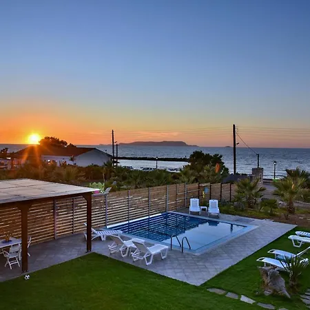Mariza's Beachfront With Swimming Pool ヘルソニソス